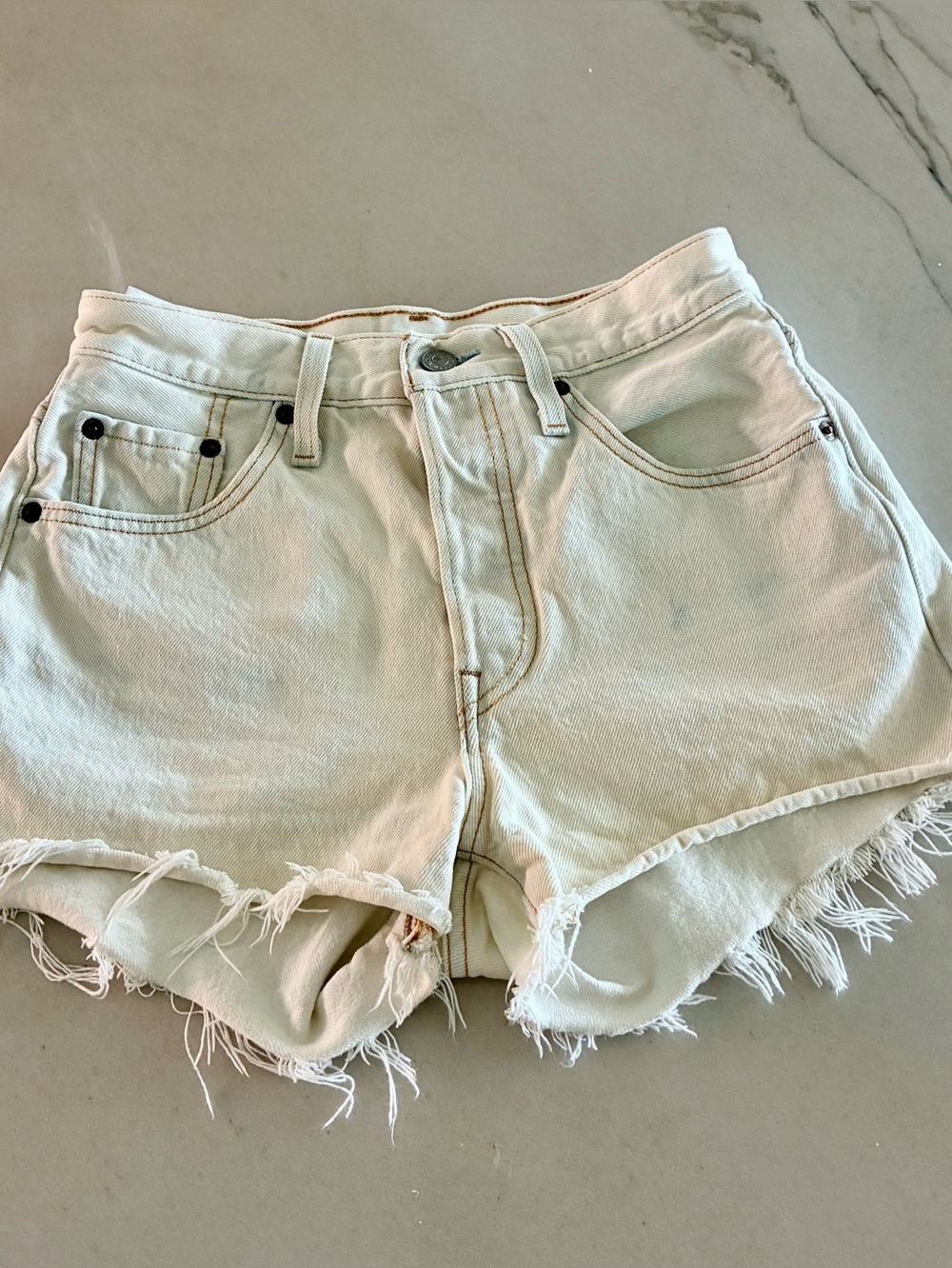 💙 Levi’s 501 Button Fly Cutoff Shorts –Cream with subtle Blue Dye Size 25